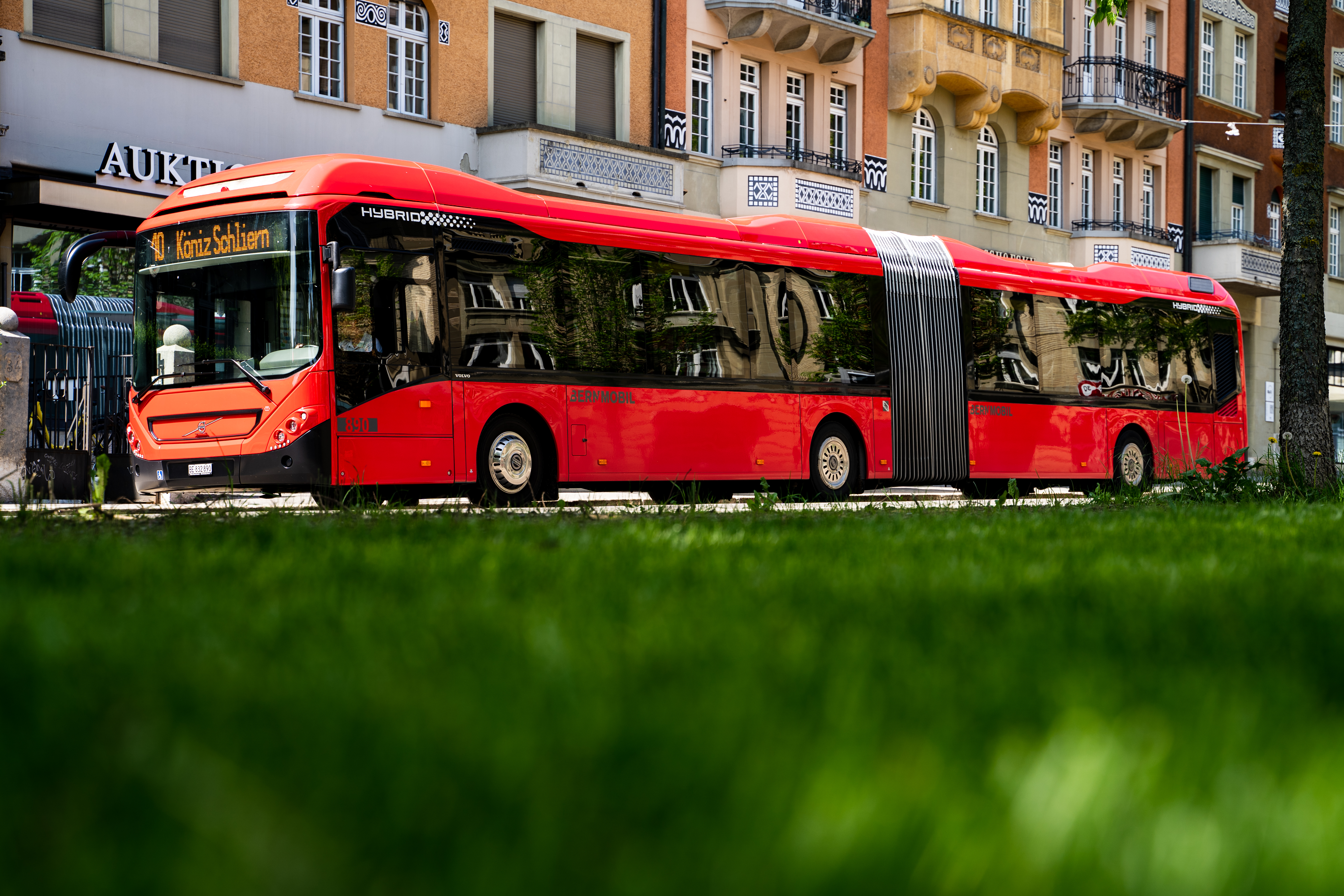 BusL10_BW3.jpg Der Bus der Linie 10 steht bei der Haltestelle Monbijou