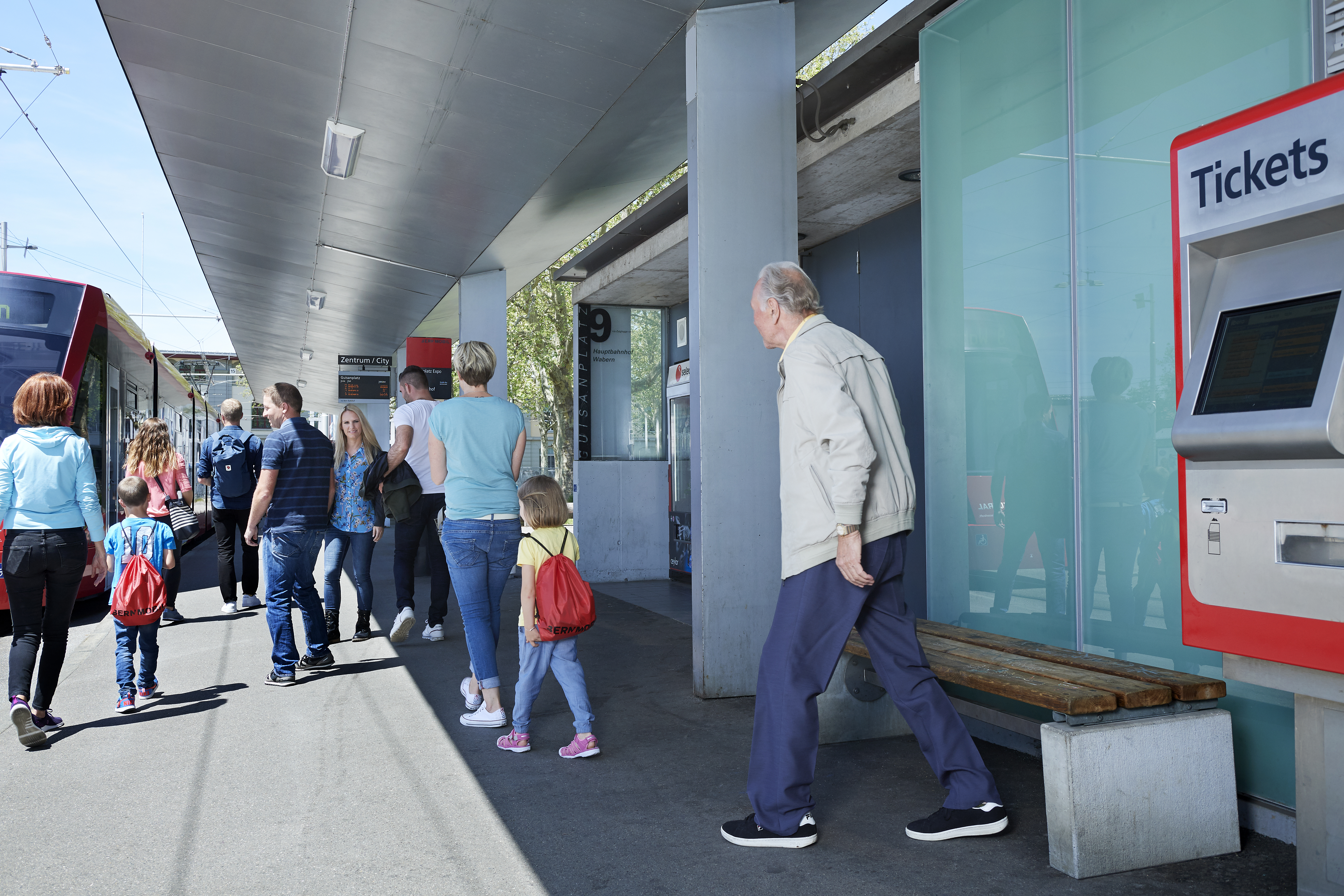 Fahrgäste an der Haltestelle Guisanplatz