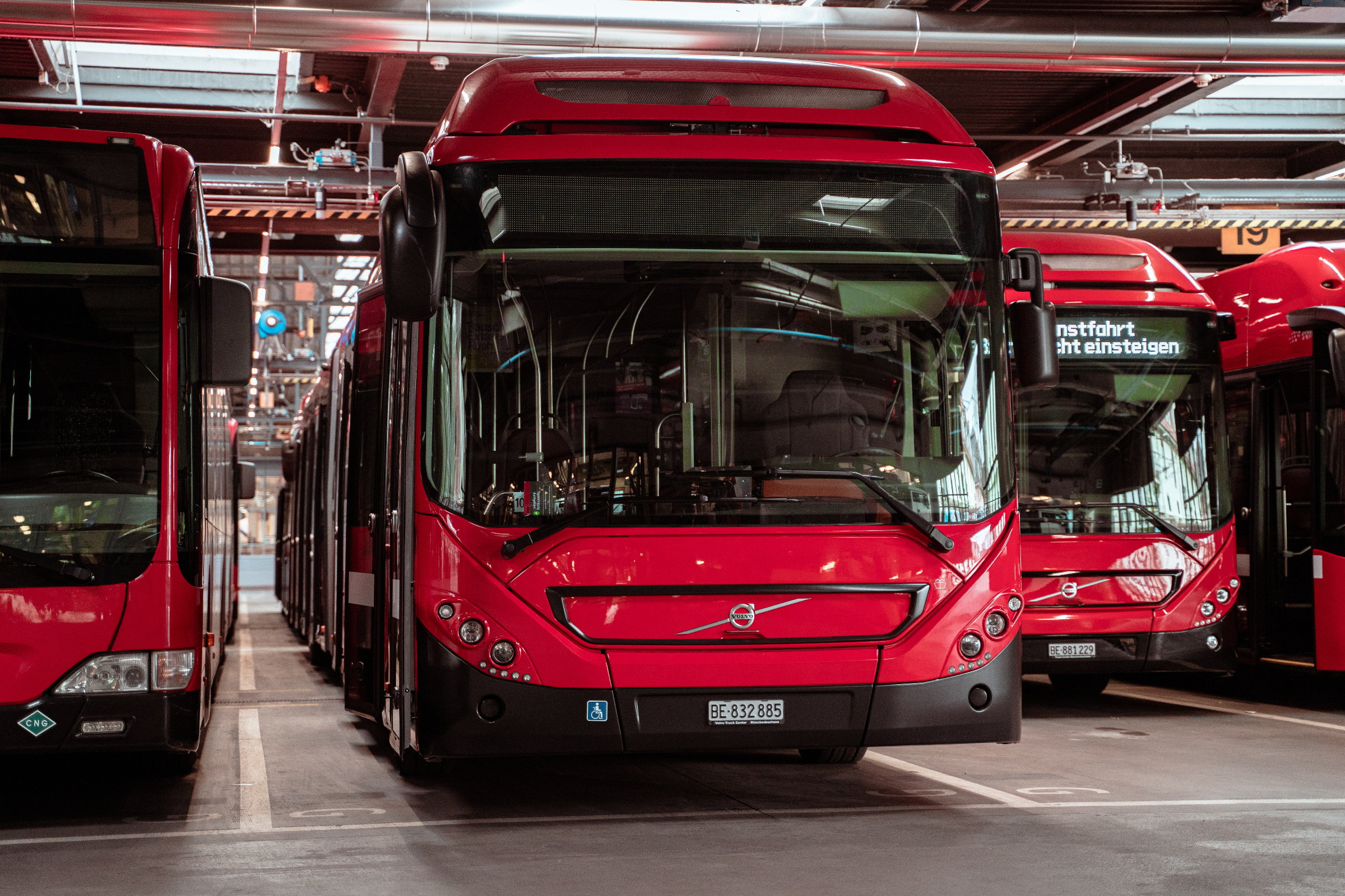 Der Volvo Hybrid-Gelenkbus im Depot