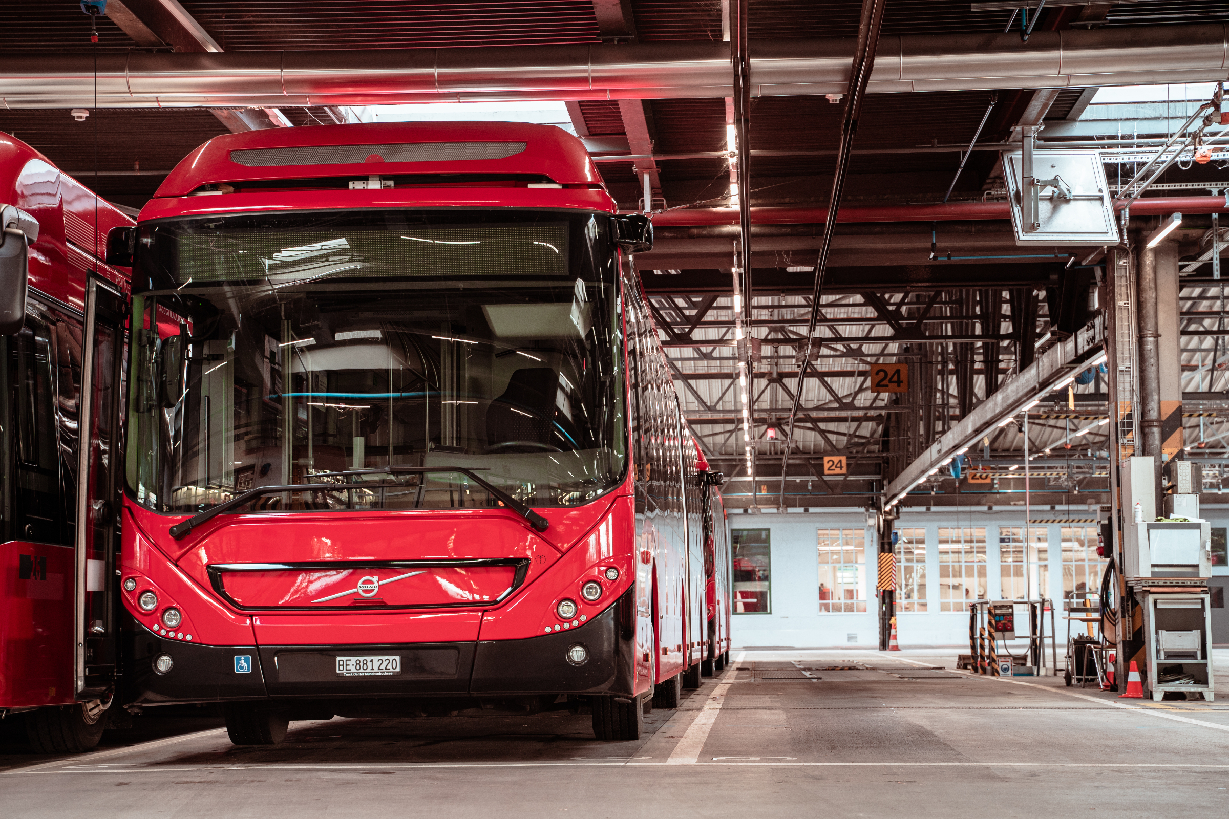 Volvo Hybrid-Gelenkbus im Depot
