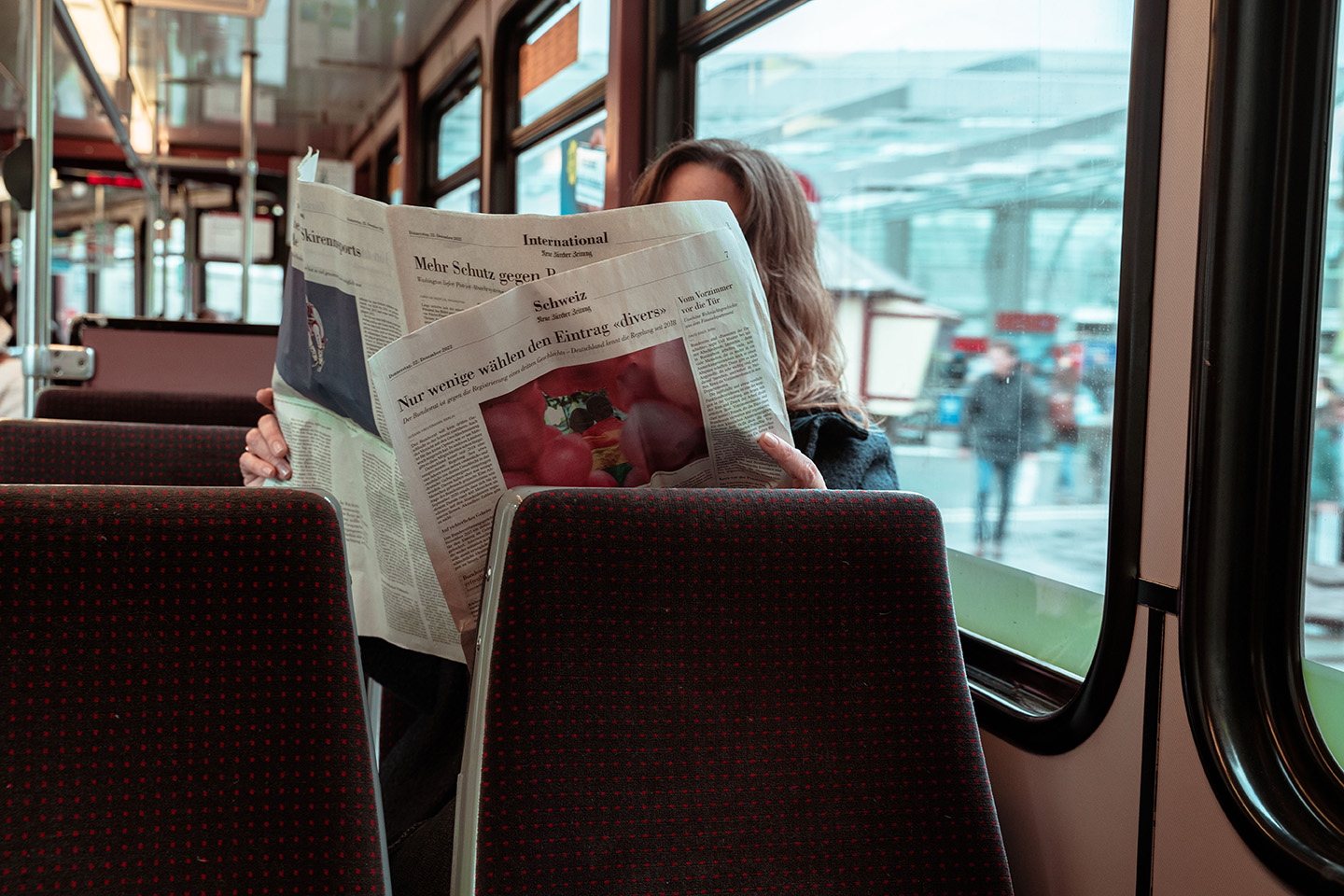 Der Bus fährt beim Helvetiaplatz vor dem Brunnen vorbei. Der Bus fährt beim Helvetiaplatz vor dem Brunnen vorbei.