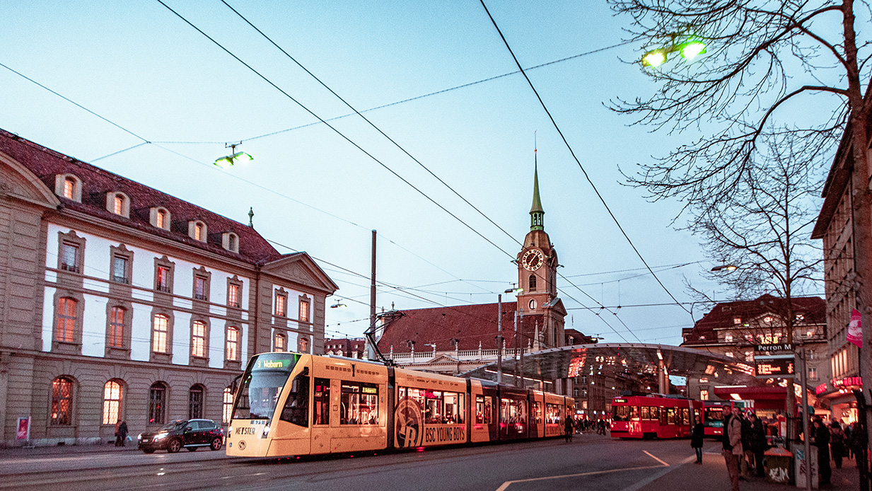 YB Tram beim Bahnhof Bern