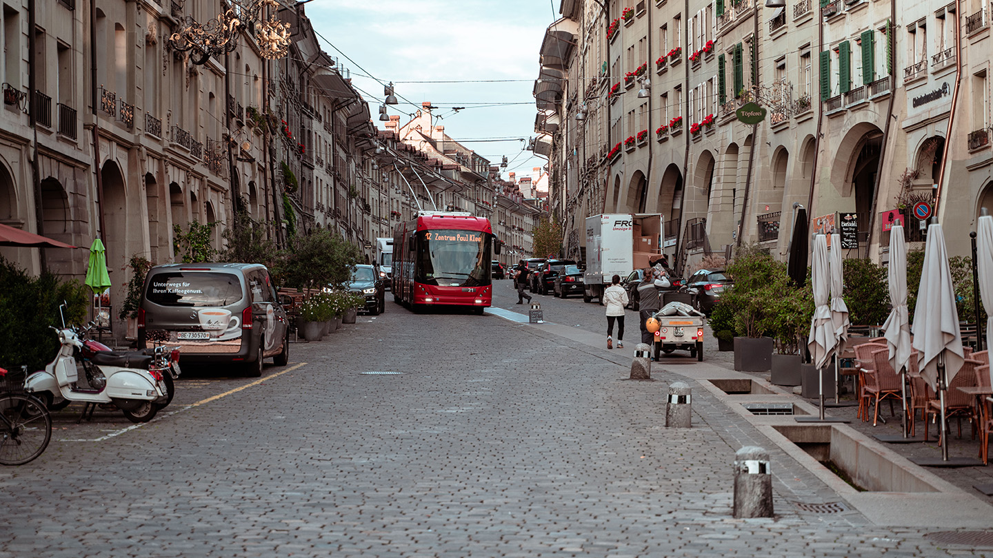 Altstadtgasse mit Bus der Linie 12