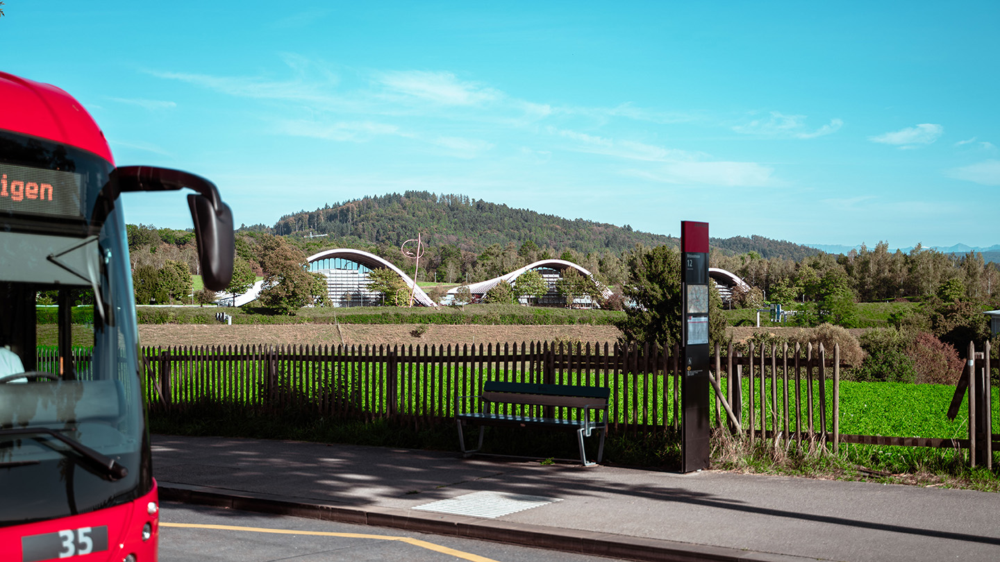 Haltestelle Bitziusstrasse mit Bus der Linie 12 und Zentrum Paul Klee im Hintergrund