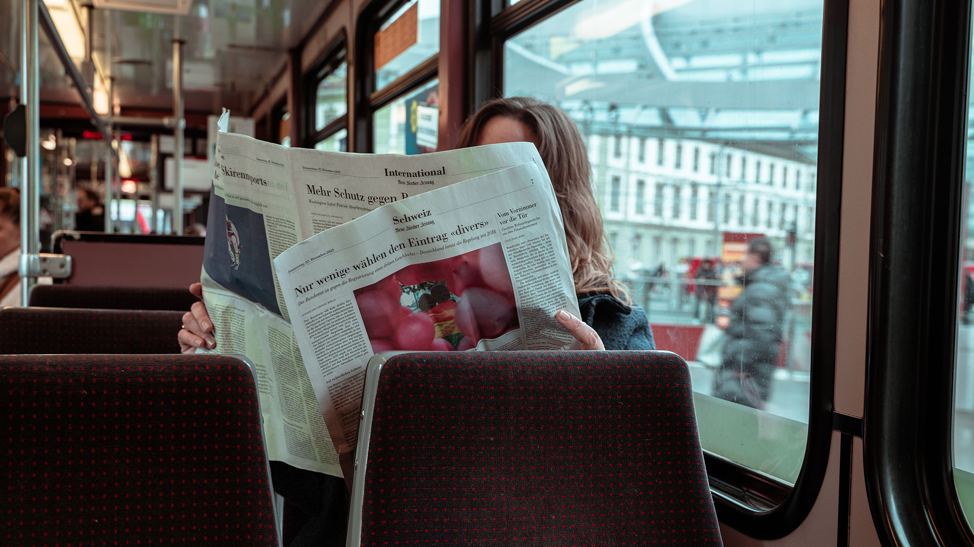 Zeitung lesen im Tram