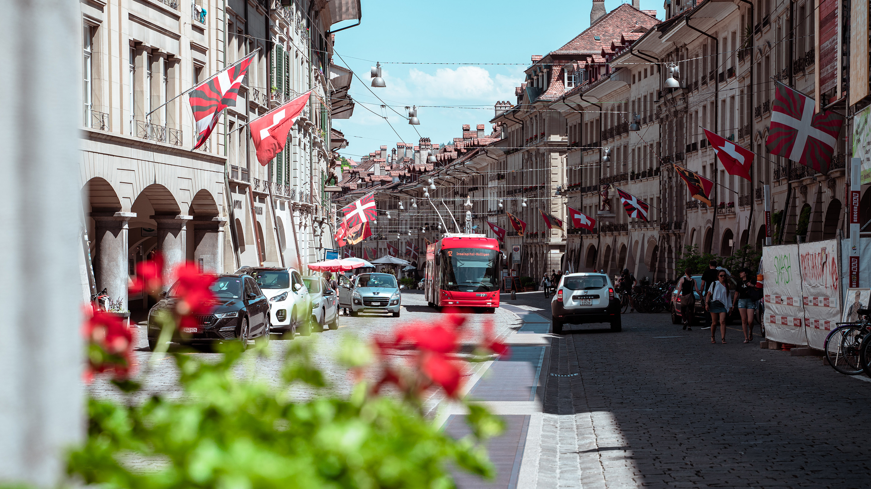 BERNMOBIL Bus fährt durch die Altstadt