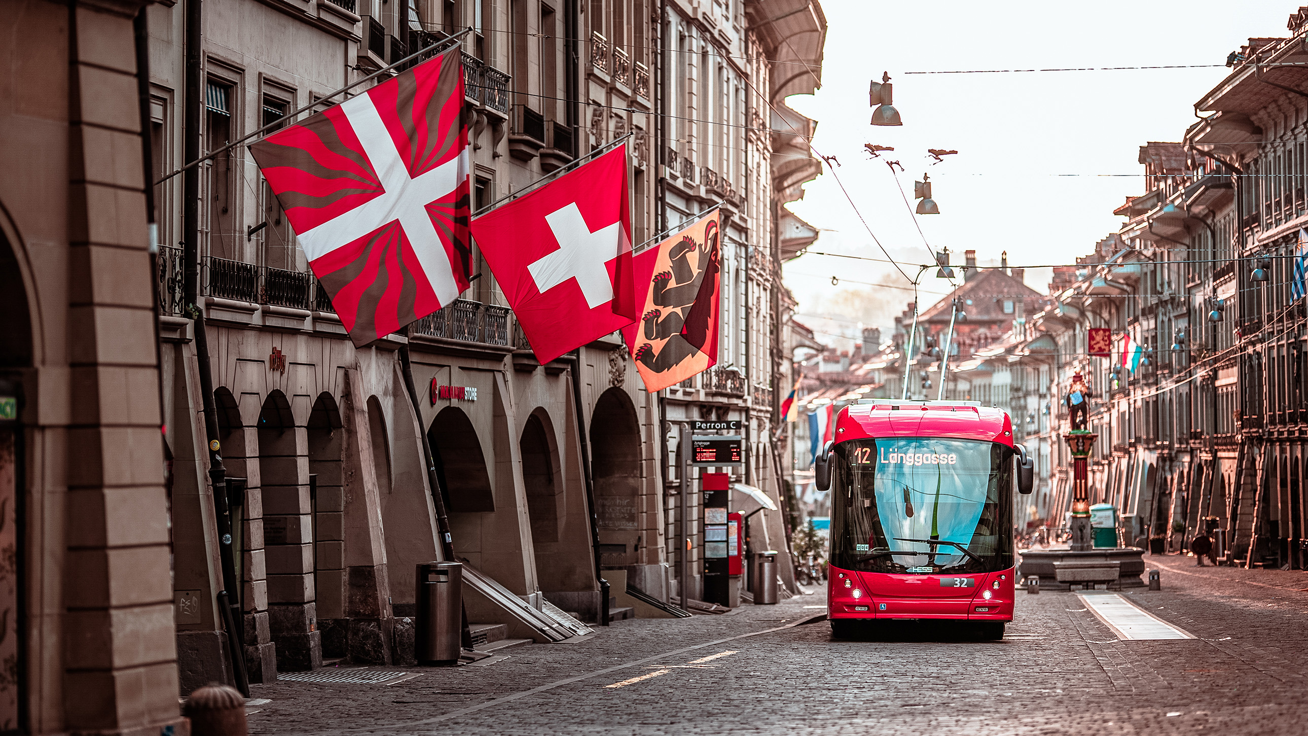 Linie 12 Altstadt Bern mit Fahnen an den Häusern