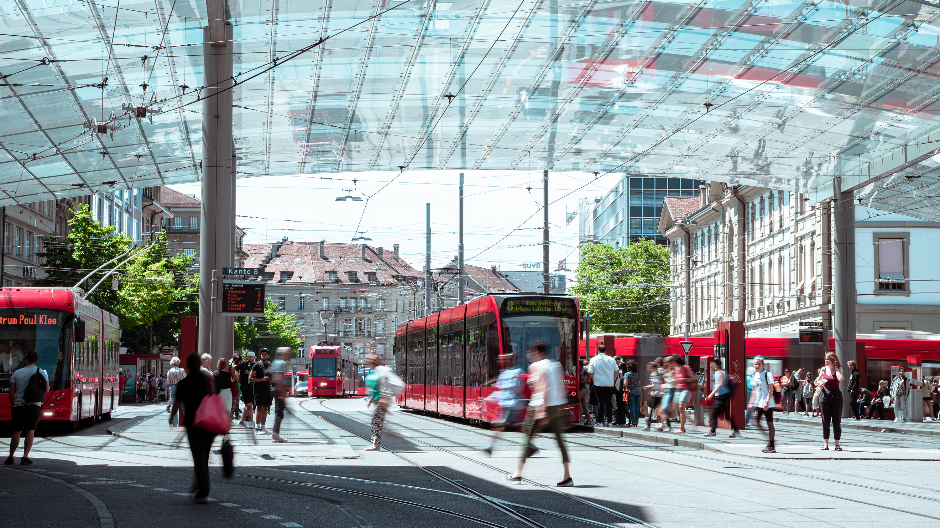 Busse und Trams am Bern Bahnhof Baldachin