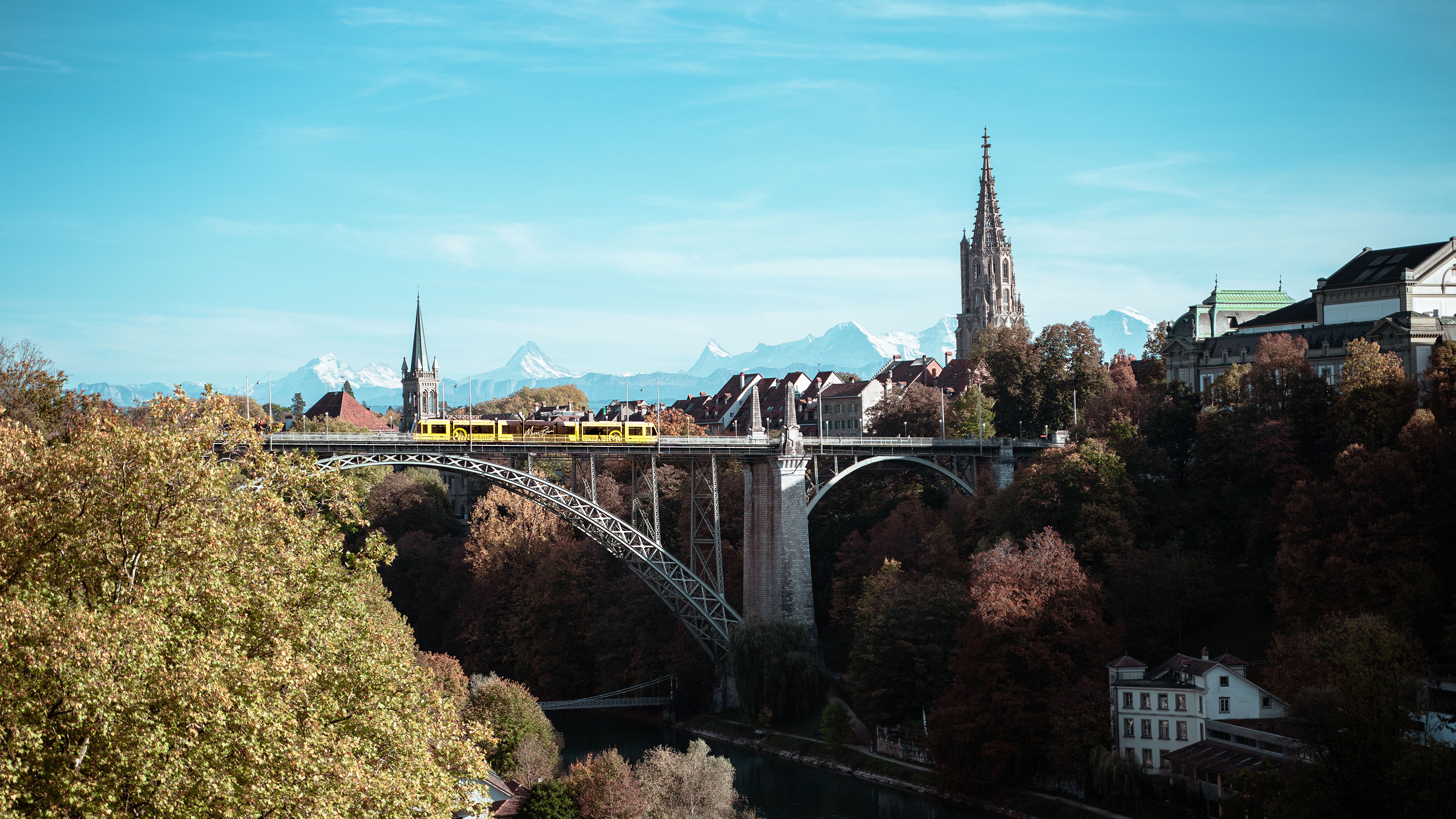 YB Tram fährt über Kornhausbrücke