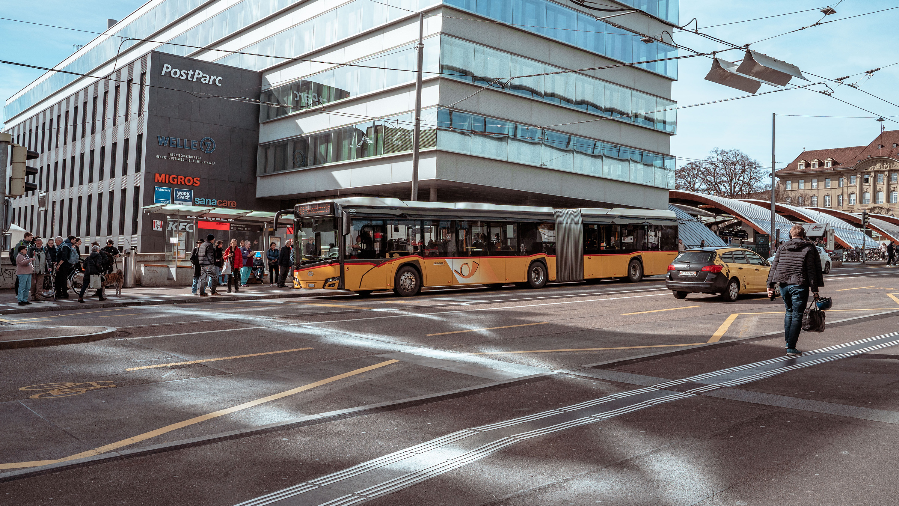 Postauto bedient Haltestelle Schanzenstrasse von BERNMOBIL