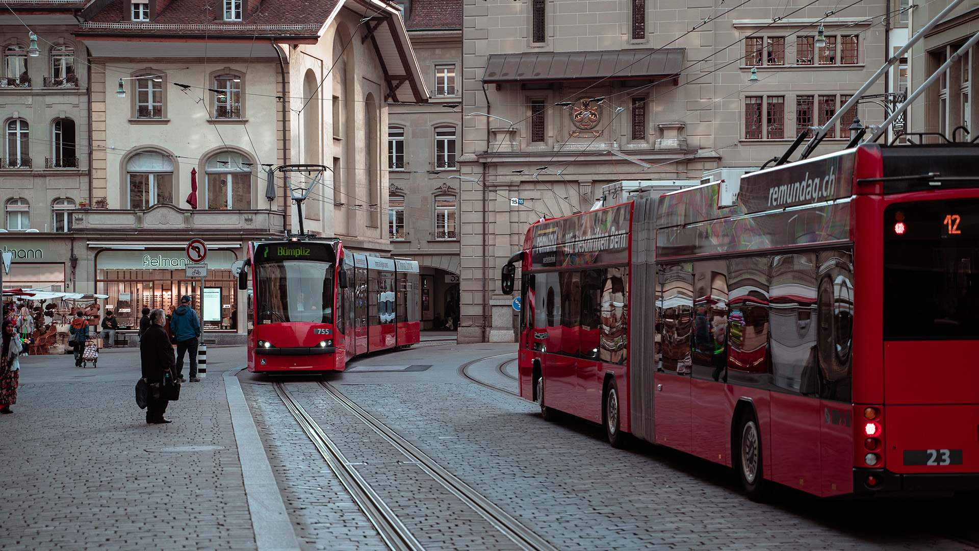 BERNMOBIL Bus und Tram verkehren beim Bärenplatz