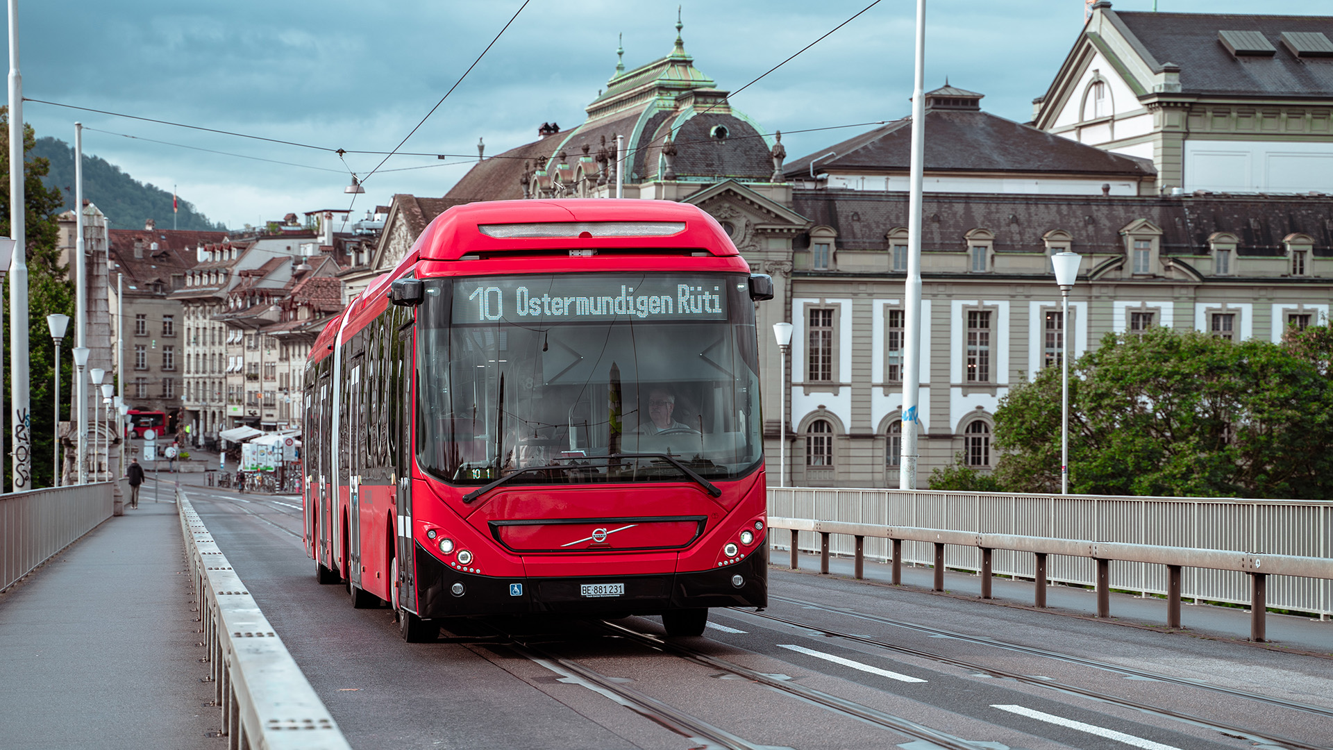 Der Volvo-Gelenkautobus auf der Kornhausbrücke