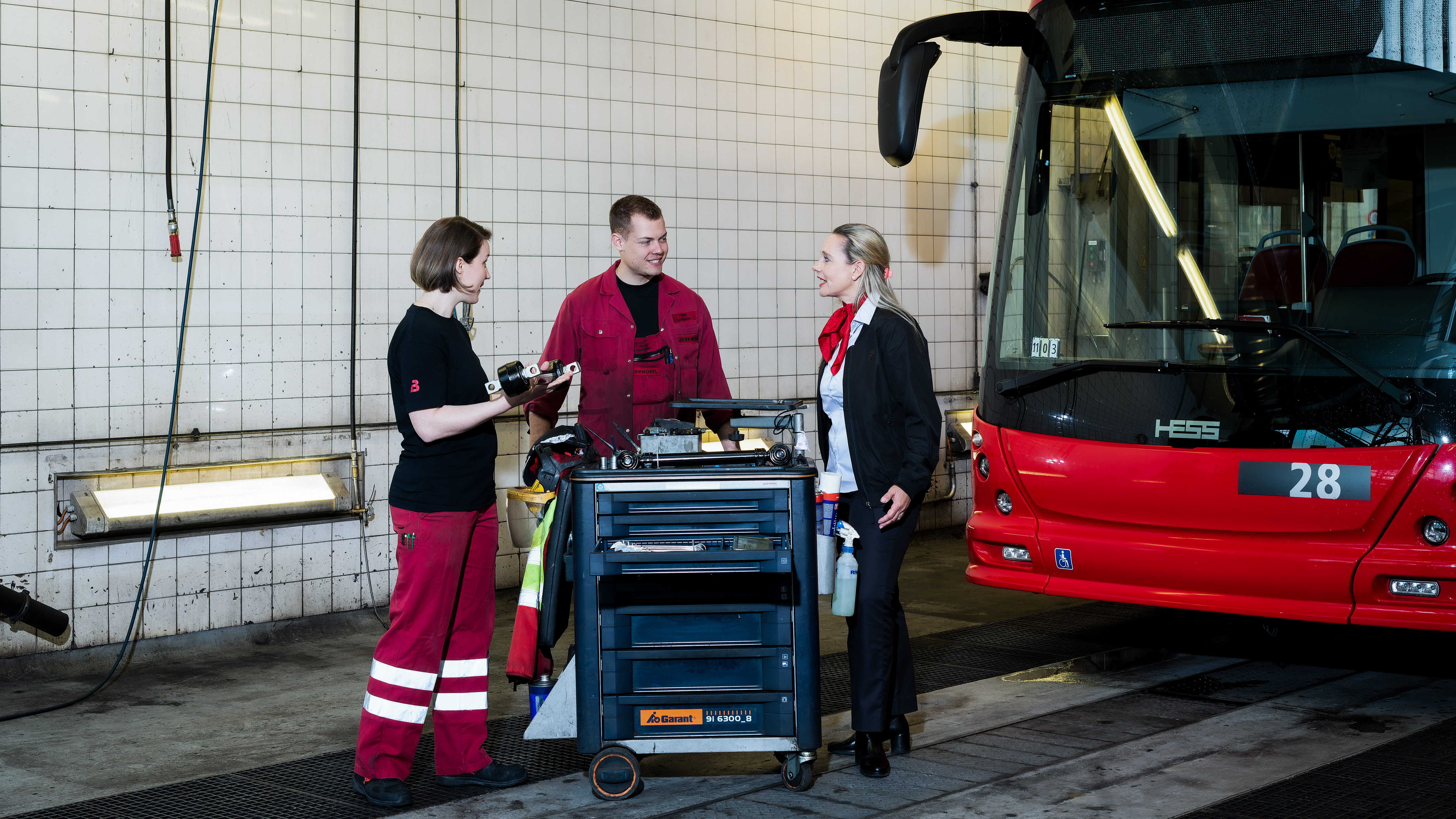 Mitarbeitende von BERNMOBIL in der Buswerkstatt