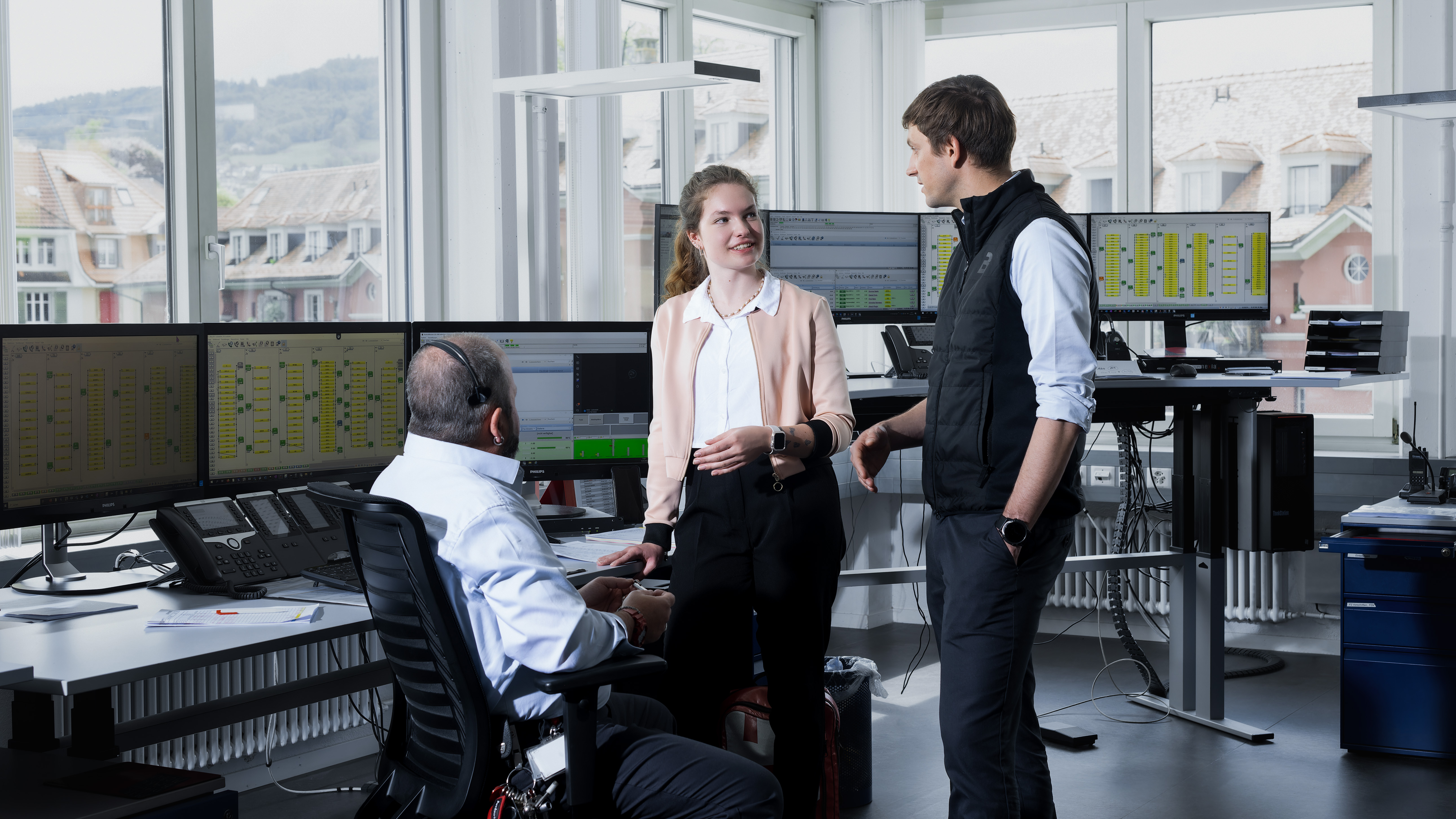 Mitarbeitende von BERNMOBIL im Büro