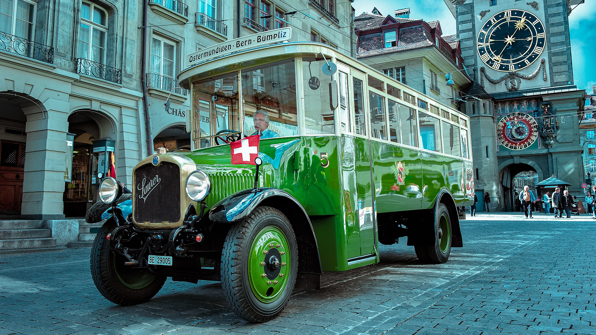 Der Oldtimerbus von Saurer beim Zytglogge