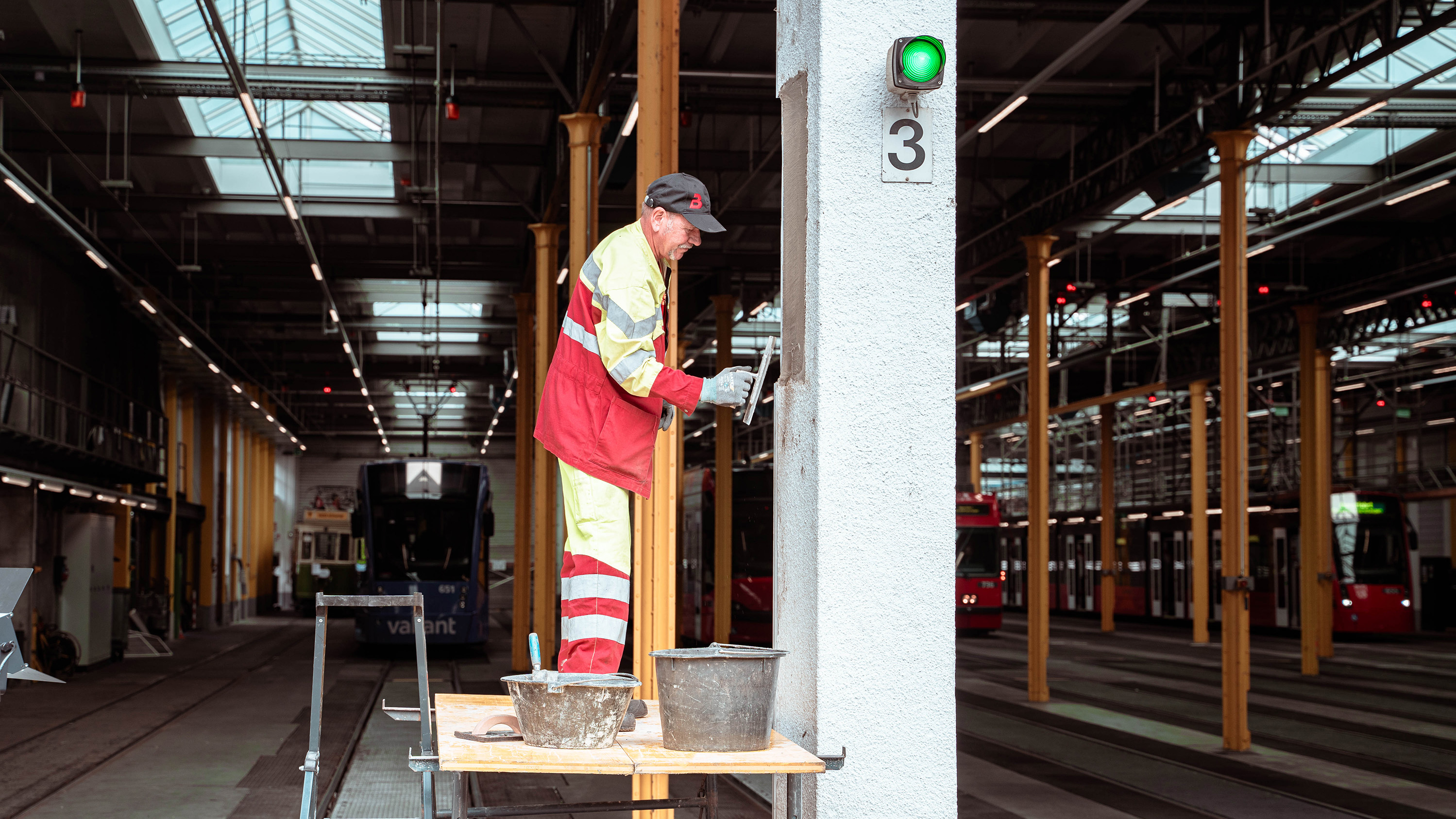 Mitarbeiter der Technik am Arbeiten im Depot von BERNMOBIL