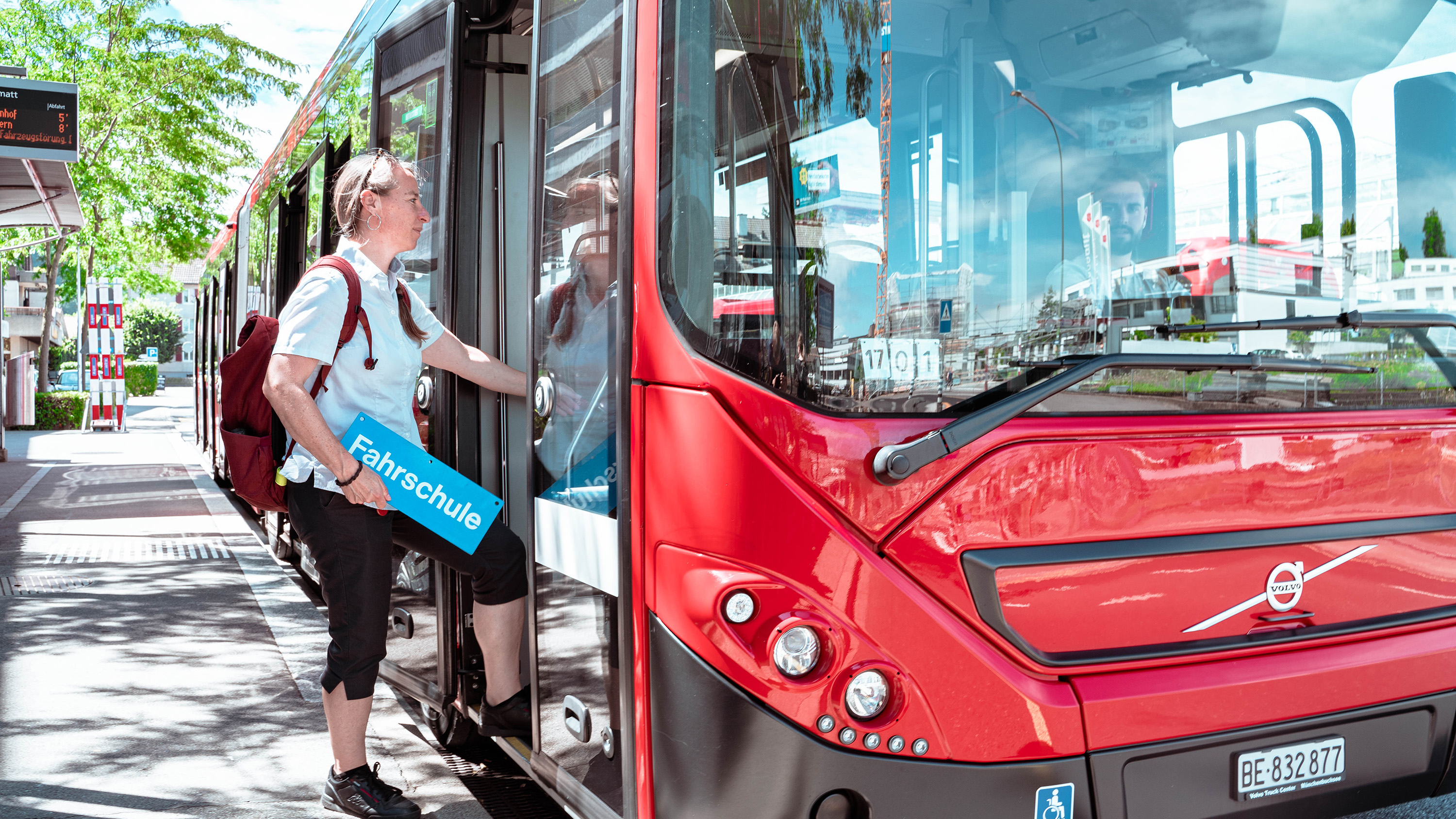 Busfahrerin vor der Abfahrt