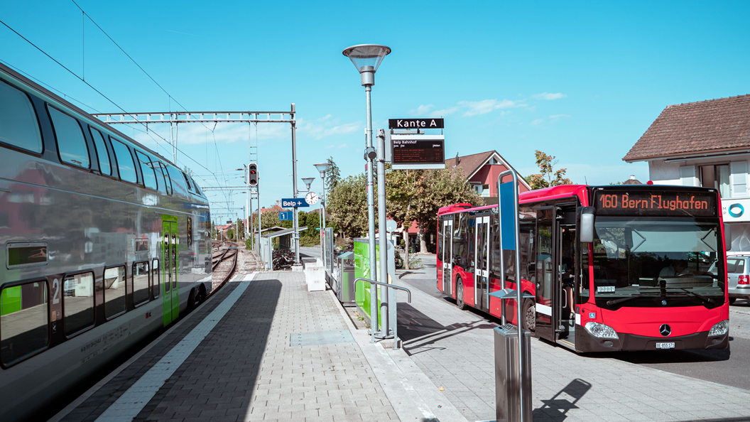 Bahnhof Belp mit Bus der Linie 160