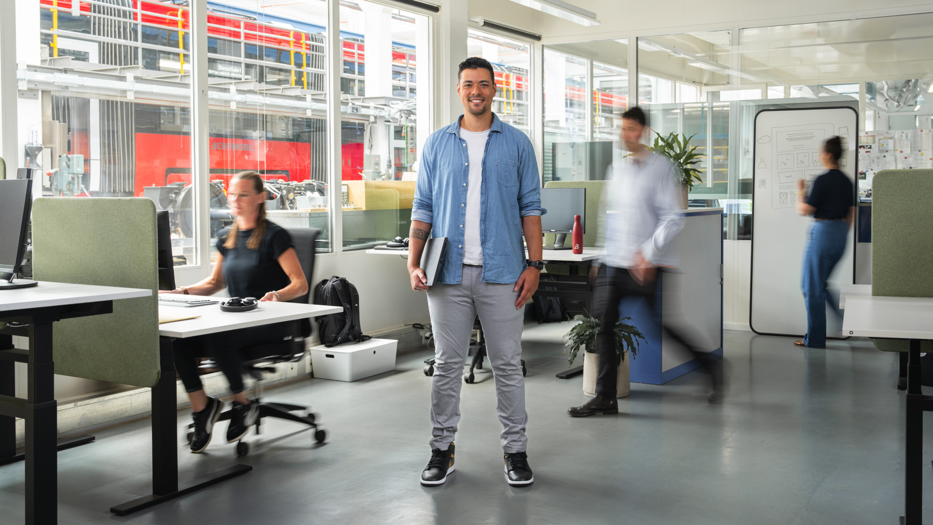 Mitarbeitende im Büro Abteilung Technik