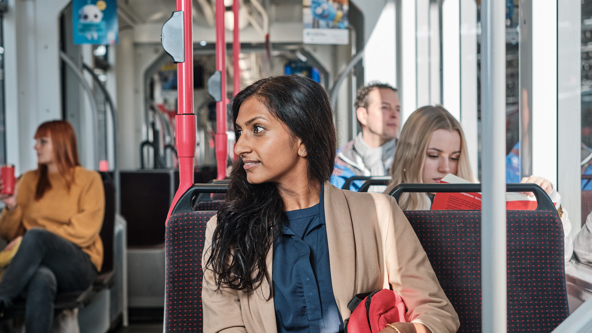 Fahrgast liest Zeitung im Tram