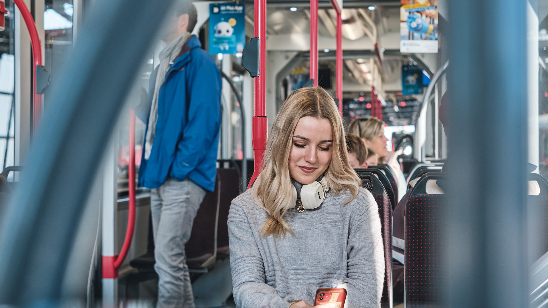 Zeitung lesen im Tram