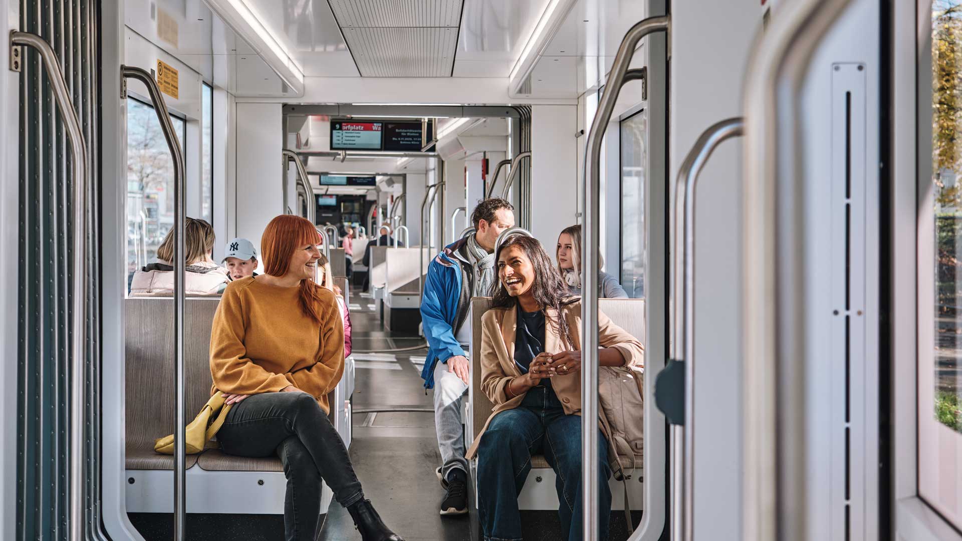 Zufriedene Fahrgäste im Tram