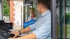 Zwei Busfahrer-innen bei der Ausbildung